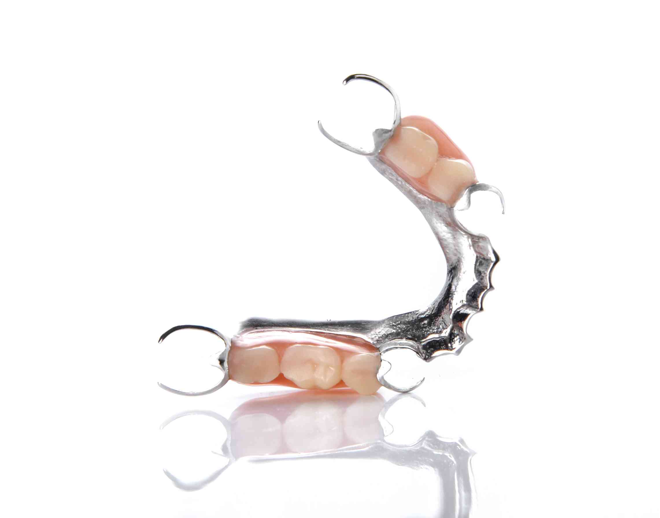 Read more about the article Dentures: Top Tips On How To Clean Them